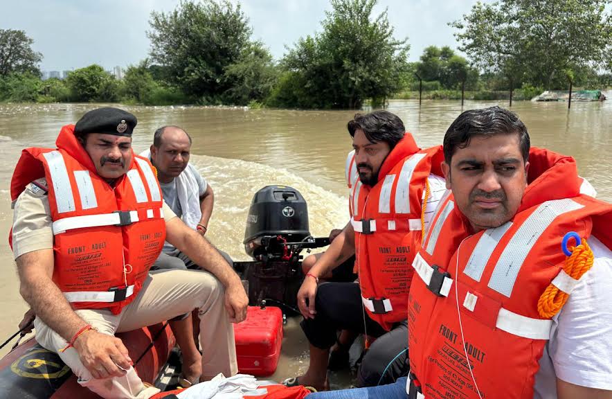 यमुना जलस्तर बढऩे से बाढ़ की बढ़ी आशंका, 50 से अधिक लोगों का किया रेस्क्यू Fear of flood increases due to rising water level of Yamuna, more than 50 people rescued