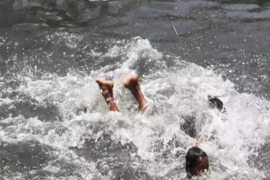 मंझावली पुल के पास यमुना नदी में नहाने गया कंडक्टर डूबा, चालक को ग्रामीणों ने बचाया The conductor who went to take bath in Yamuna river near Manjhawali bridge drowned, the driver was saved by the villagers