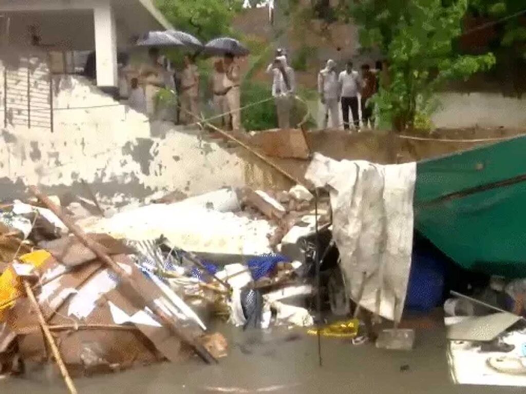 दिल्ली में तेज बारिश, दीवार ढहने से 7 की मौत