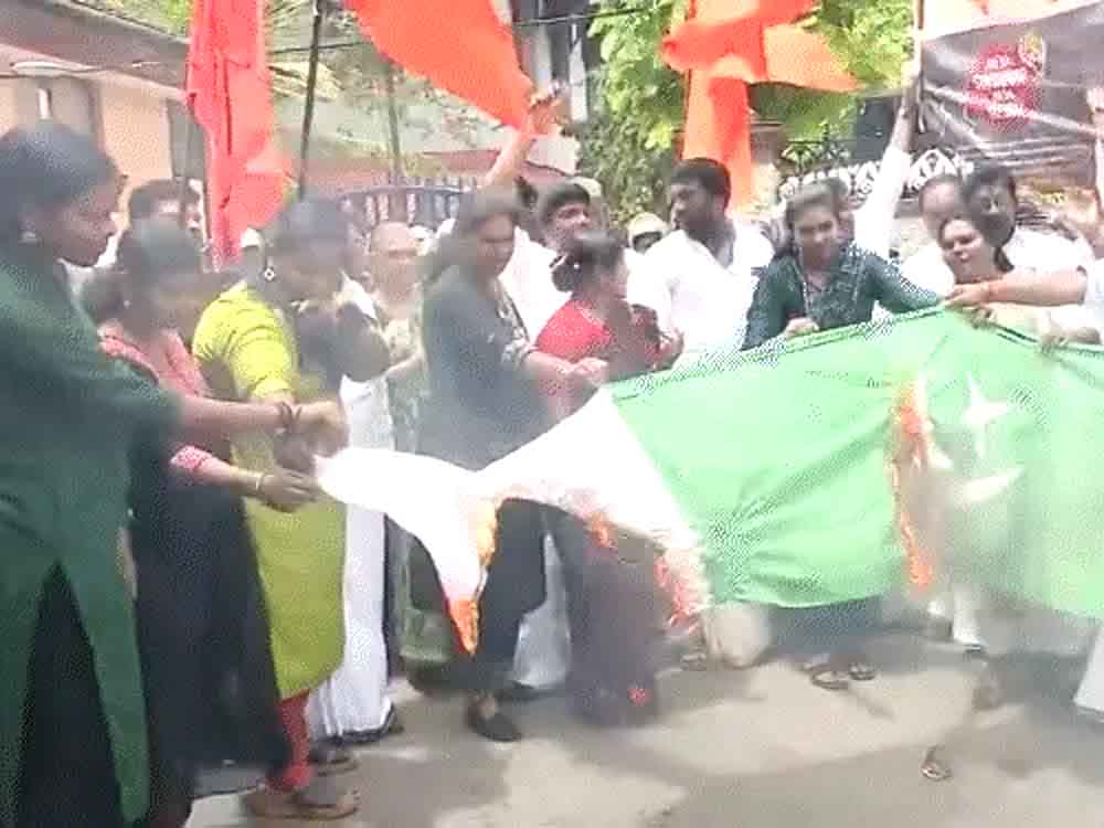 भारत-पाकिस्तान मैच का विरोध, उद्धव समर्थकों ने टीवी तोड़े Protesting against India-Pakistan match, Uddhav supporters broke TVs
