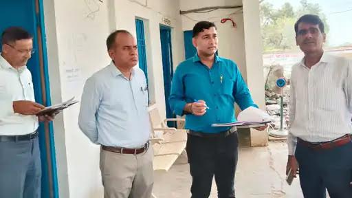 दयालपुर की उप तहसील में सीएम फ्लाइंग की रेड, अनुपस्थित मिले कर्मचारी, लंबित मिले 757 इंतकाल CM Flying raid in Dayalpur sub tehsil, employees found absent, 757 pending transfers found