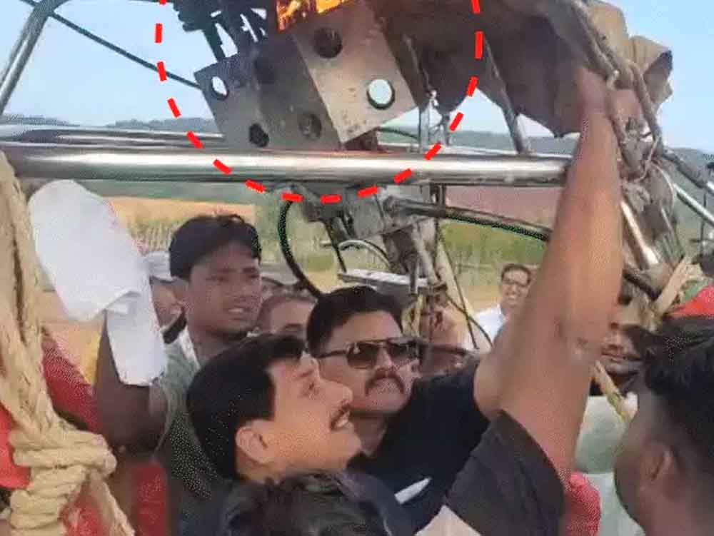 सीएम सवार थे, हॉट एयर बैलून में आग लगी:मंदसौर में तेज हवा से ट्रॉली झुकी CM was riding, hot air balloon caught fire: Trolley tilted due to strong wind in Mandsaur