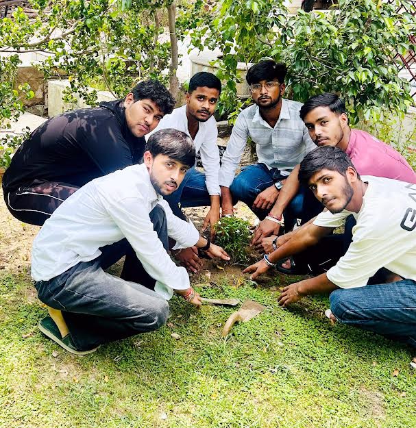 युवा कांग्रेसी नेता गौरव चौधरी ने पूर्व मुख्यमंत्री के जन्मदिवस पर किया पौधारोपण Youth Congress leader Gaurav Chaudhary planted a tree on the birthday of the former Chief Minister