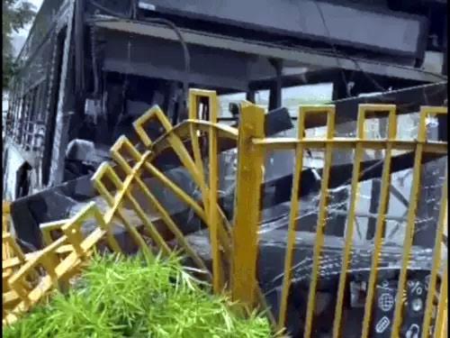 फरीदाबाद में डिवाइडर पर चढ़ी बस, 15 यात्री बाल-बाल बचे Bus climbs over divider in Faridabad, 15 passengers escape unhurt