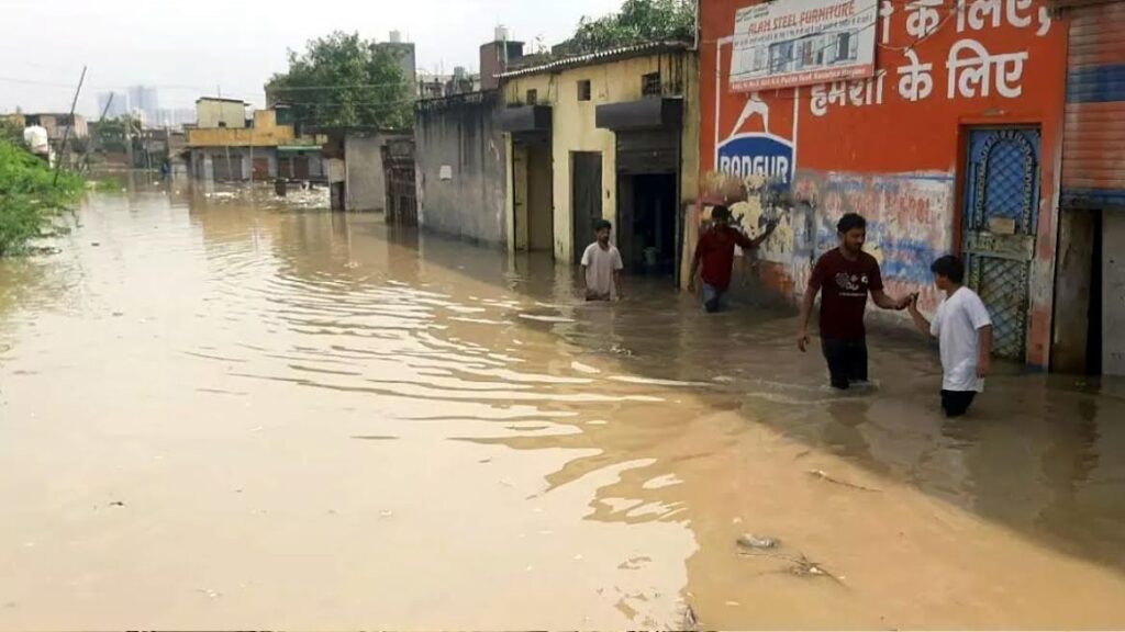 बाढ़ प्रभावित क्षेत्र में राहत कार्य जारी, हालातों पर बनाए हुए है नजर : विक्रम सिंह Relief work continues in flood affected area, keeping an eye on the situation: Vikram Singh