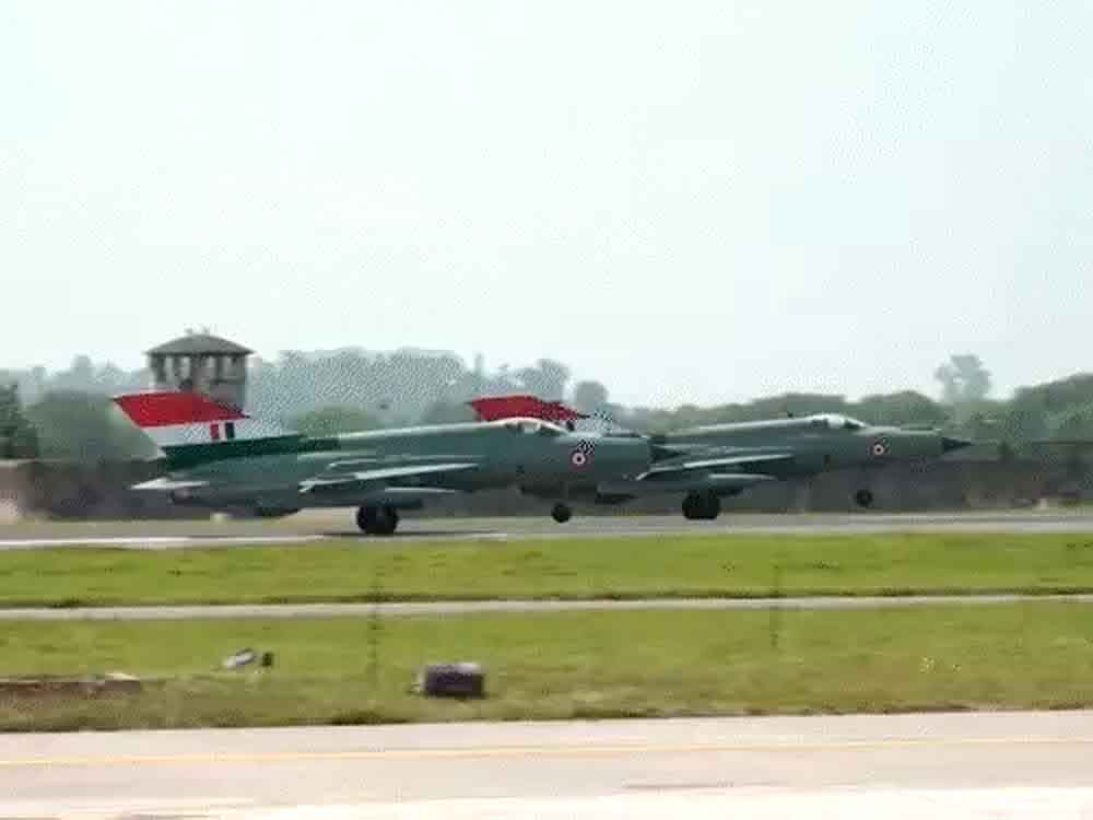 मिग-21 फाइटर की आखिरी उड़ान, एयरफोर्स चीफ ने सवारी की MiG-21 fighter jet takes its final flight, Air Force Chief flies it