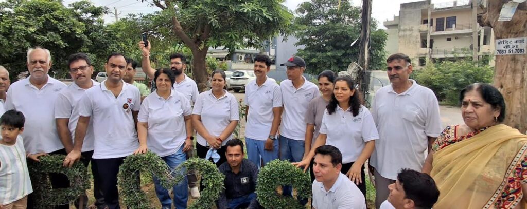 Corporation Commissioner Dhirendra Khadgata reached Sainik Colony and did Shramdaan