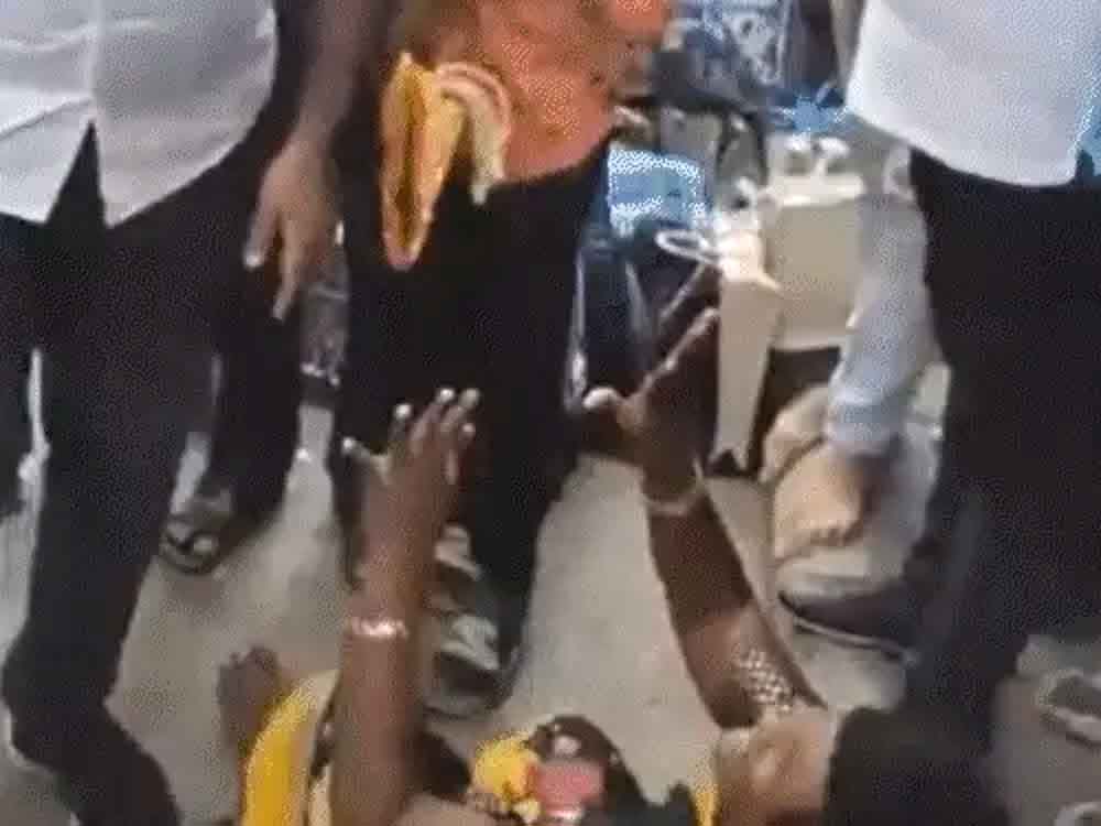 बेंगलुरु में दुकानदार-स्टाफ ने महिला को सरेआम लातों से पीटा Woman publicly kicked by shopkeeper and staff in Bengaluru
