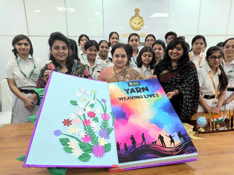 महापौर प्रवीण जोशी ने किया ‘यर्न विविंग लीवस’ पुस्तक का विमोचन Mayor Praveen Joshi released the book 'Yarn Weaving Leaves'