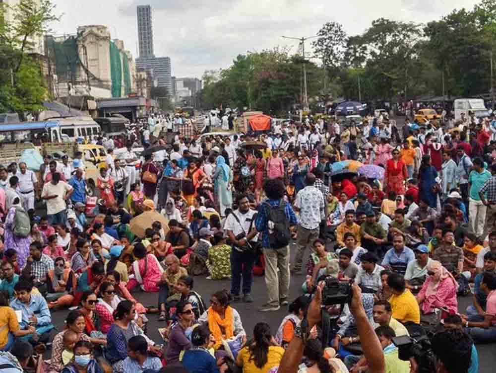 बंगाल शिक्षक भर्ती घोटाले पर अब सियासत गरमाई Politics has now heated up over the Bengal teacher recruitment scam