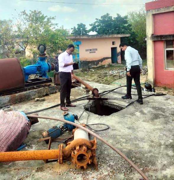 निगमायुक्त धीरेंद्र खडग़टा ने किया बूस्टिंग स्टेशन का औचक निरीक्षण Corporation commissioner Dhirendra Khadgata did a surprise inspection of the boosting station