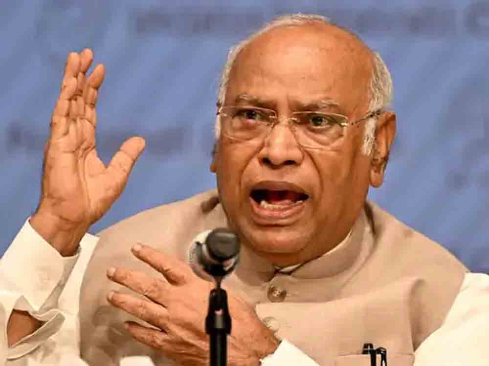 खड़गे का सवाल- क्या चुनाव आयोग भाजपा का ऑफिस बना Kharge's question- has the Election Commission become the office of the BJP