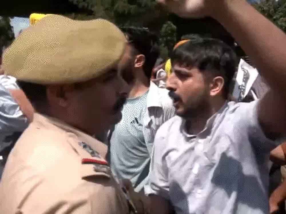 जम्मू-कश्मीर में AAP विधायक की गिरफ्तारी, पार्टी कार्यकर्ताओं का प्रदर्शन AAP MLA arrested in Jammu and Kashmir, party workers protest