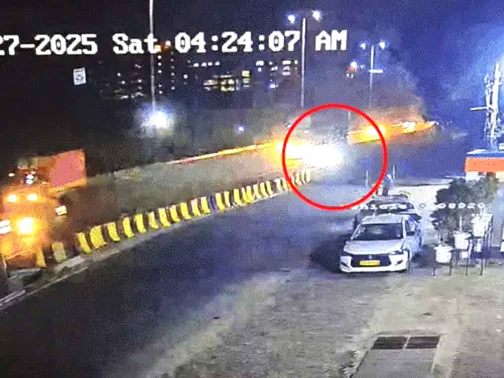 गुरुग्राम में डिवाइडर से टकराकर पलटी थार, 5 की मौत Thar car hits divider and overturns in Gurugram, 5 killed