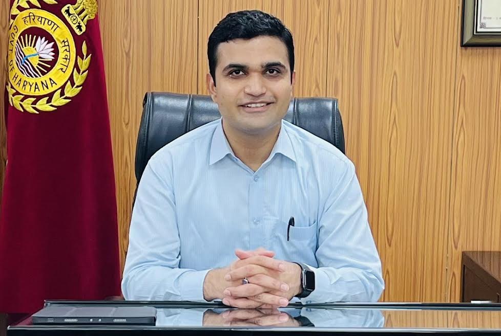 तीन साल से फरीदाबाद के डीसी बने बैठे हैं विक्रम यादव, बाकी जिलों में तेजी से हो रहे तबादले ! Vikram Yadav has been the DC of Faridabad for three years, while transfers to other districts are happening rapidly.