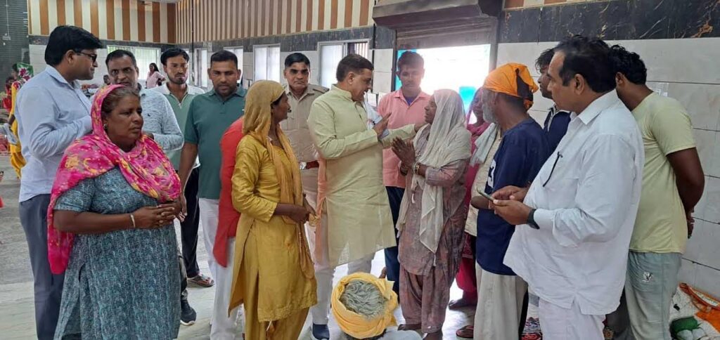 बाढ़ पीडि़तों की हरसंभव मदद के लिए प्रयासरत है भाजपा सरकार : पं. टेकचंद शर्मा The BJP government is trying to provide all possible help to the flood victims: Pt. Tekchand Sharma