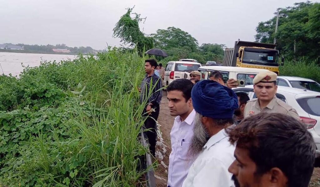 यमुना का जलस्तर बढ़ा प्रशासन अलर्ट डीसी सहित अधिकारियों ने किया दौरा Yamuna water level increased, administration alert, DC and other officials visited