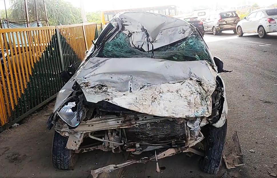 फरीदाबाद में एक्सप्रेस-वे पर हादसा, तेज रफ्तार कार नियंत्रण खोकर पलटी, दो घायल Accident on the expressway in Faridabad, high speed car lost control and overturned, two injured