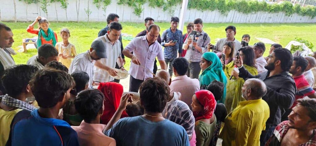 सुमित गौड़ और रोटरी क्लब अरावली ने बाढ़ पीडि़तों को बांटी खाद्य सामग्री Sumit Gaur and Rotary Club Aravali distributed food items to the flood victims