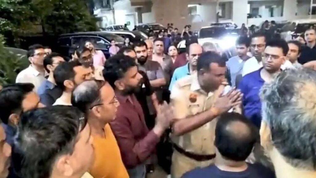 Uproar in society over feeding dogs, police reached the spot