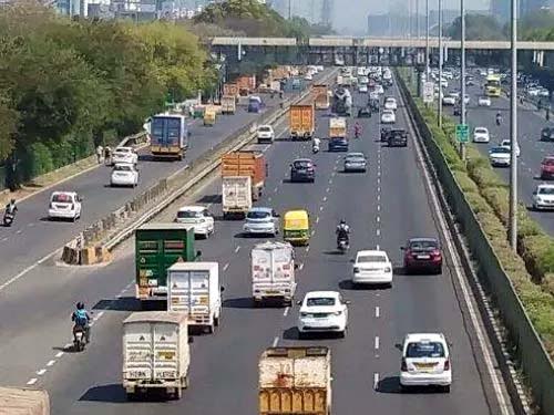 दिल्ली-मुंबई एक्सप्रेसवे फरीदाबाद लिंक पर न सिग्नल, न कैमरे, बढ़ रहा हादसों का खतरा No signals, no cameras on the Delhi-Mumbai Expressway Faridabad link, increasing the risk of accidents.