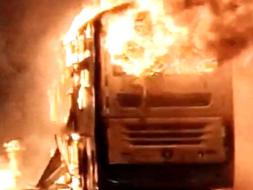 आंध्र प्रदेश में चलती बस में आग, 20 जिंदा जले:बाइक टकराकर बस के फ्यूल टैंक में फंसी Fire breaks out in moving bus in Andhra Pradesh, 20 burnt alive: Bike collides with bus and gets stuck in fuel tank