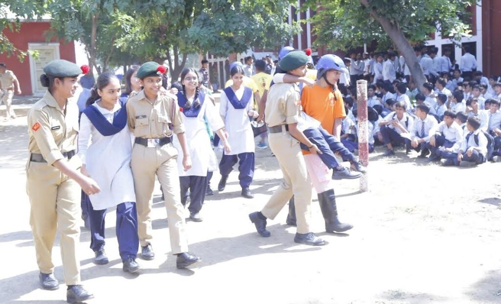 डीसी विक्रम सिंह के निर्देशानुसार नवोदय विद्यालय मोठूका में आपदा प्रबंधन अभ्यास आयोजित As per the instructions of DC Vikram Singh, disaster management exercise was organized in Navodaya Vidyalaya Mothuka.