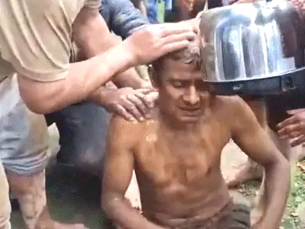 पश्चिम बंगाल के दार्जिलिंग में 7 जगह लैंडस्लाइड, 13 मौतें Landslides hit 7 places in Darjeeling, West Bengal, killing 13 people.