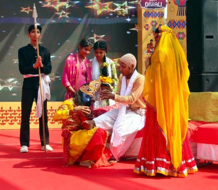 सूरजकुंड मेले में भगवान श्रीकृष्ण-सुदामा नाटक की प्रस्तुति ने दर्शकों को किया मंत्रमुग्ध The presentation of the play Lord Krishna-Sudama mesmerized the audience at the Surajkund Fair.