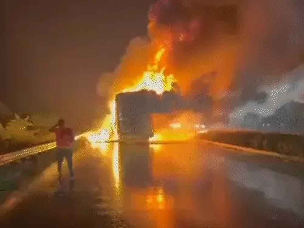 कुर्नूल बस हादसा- ड्राइवर, क्लीनर गिरफ्तार:दावा- बस में रखे 234 स्मार्ट फोन में ब्लास्ट से भड़की आग Kurnool bus accident: Driver, cleaner arrested; Claim: 234 smartphones on the bus exploded and started a fire.