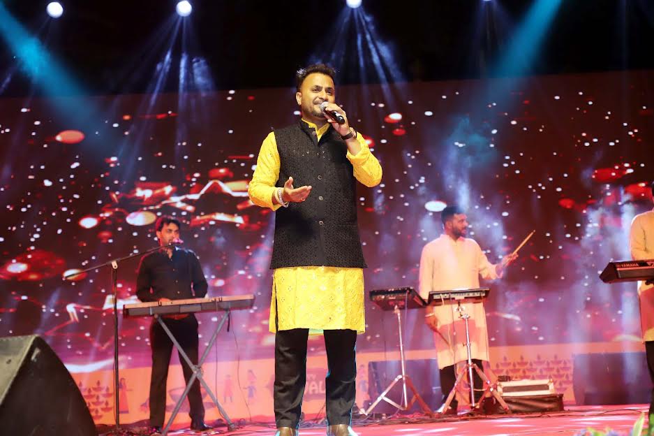 मेले में गायक दीपेश राही की शानदार प्रस्तुति, दर्शकों को किया मंत्रमुग्ध Singer Deepesh Rahi's brilliant performance at the fair mesmerized the audience.