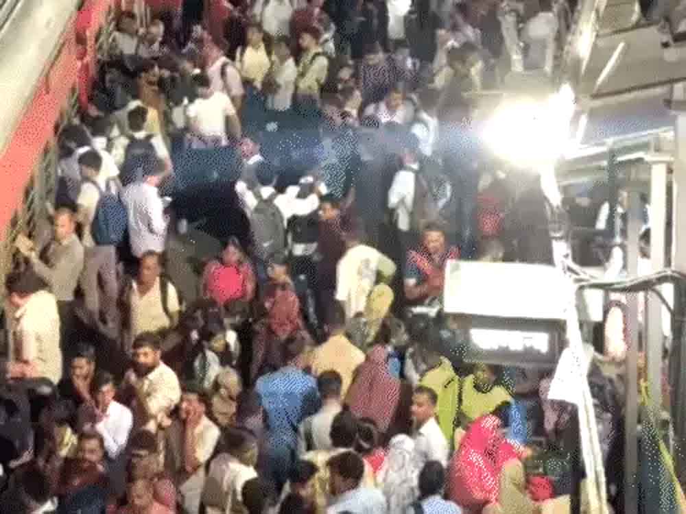 रेलवे स्टेशनों पर बिहार-यूपी जाने वालों की भारी भीड़ There is a huge crowd of people going to Bihar-UP at the railway stations.