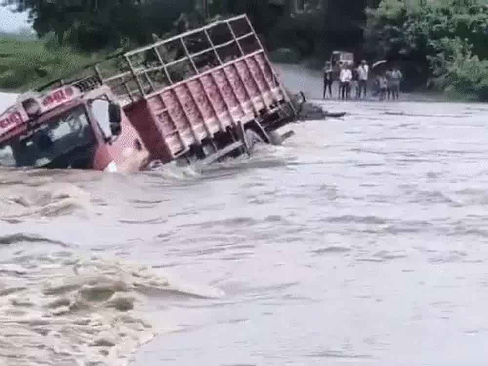 तूफान मोन्था से तेलंगाना में तबाही, स्कूल डूबा:कार-ट्रक बहे Cyclone Montha wreaks havoc in Telangana, submerges school, sweeps away cars and trucks