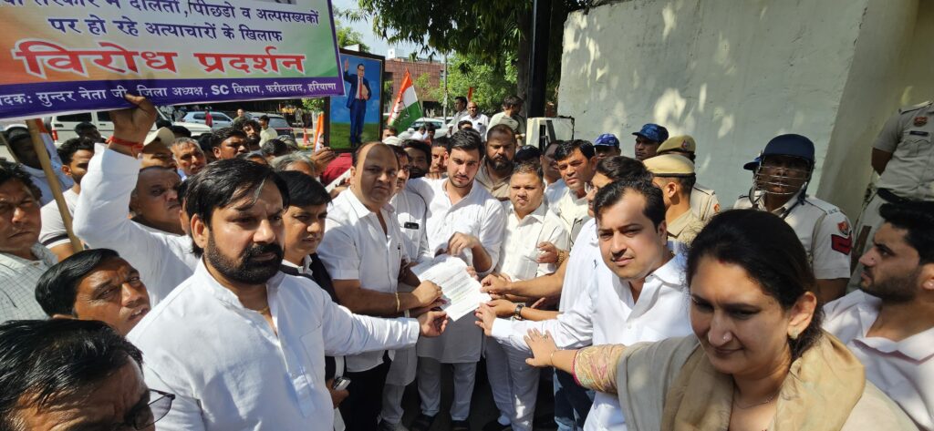 “मुख्य न्यायधीश गवई एवं आईपीएस वाई. पूरन कुमार मामले पर फरीदाबाद कांग्रेसियों द्वारा जिला प्रशासन को ज्ञापन दिया गया "Faridabad Congressmen submitted a memorandum to the district administration on the Chief Justice Gavai and IPS Y. Puran Kumar case.