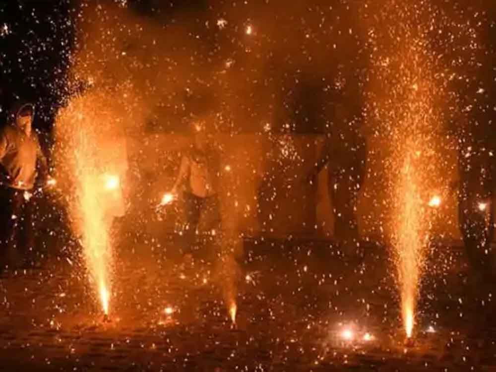 दिल्ली-NCR में ग्रीन पटाखे बेचने-फोड़ने की इजाजत Permission to sell and burst green crackers in Delhi-NCR