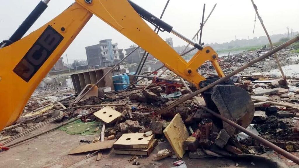 फरीदाबाद में जमकर गरजा बुलडोजर, अवैध निर्माणों को किया ध्वस्त Bulldozers roared in Faridabad, demolishing illegal constructions
