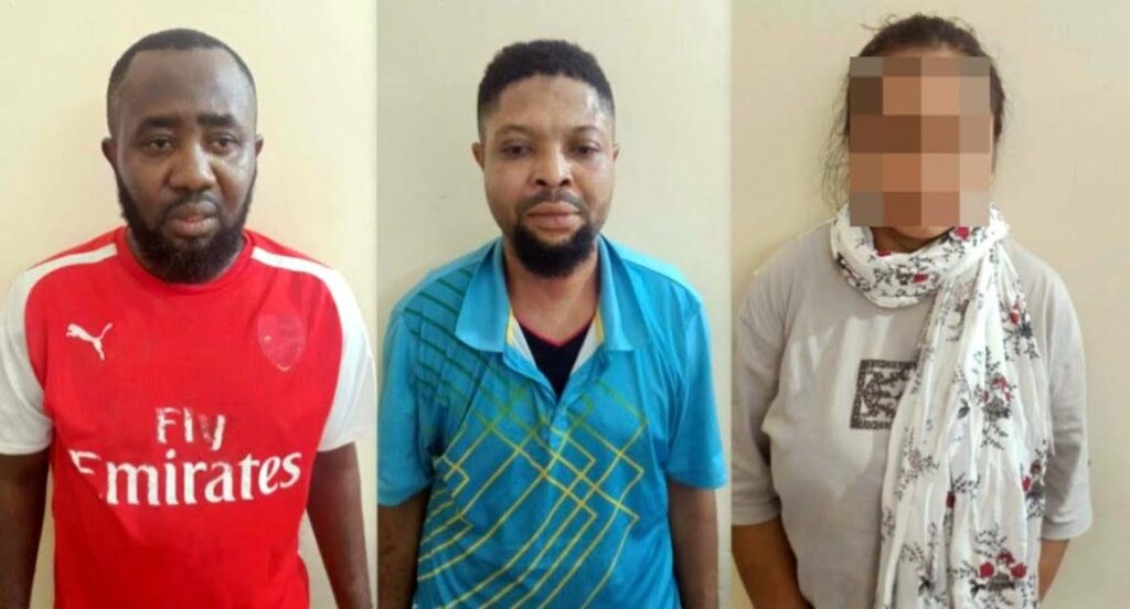अवैध पार्सल का डर दिखाकर ठगी मामले में दो नाइजीरियन सहित तीन गिरफ्तार Three people, including two Nigerians, arrested for fraud using the threat of illegal parcels