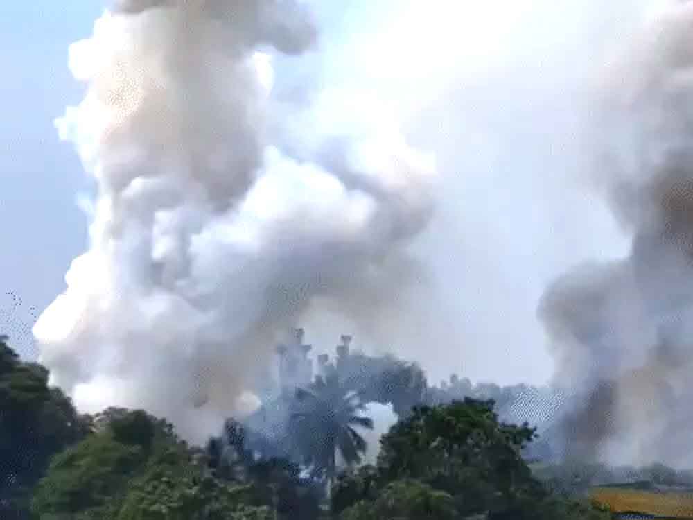 आंध्र प्रदेश की पटाखा फैक्ट्री में आग, 6 की मौत:शव पूरी तरह झुलसे Fire at Andhra Pradesh firecracker factory, 6 dead; bodies completely charred