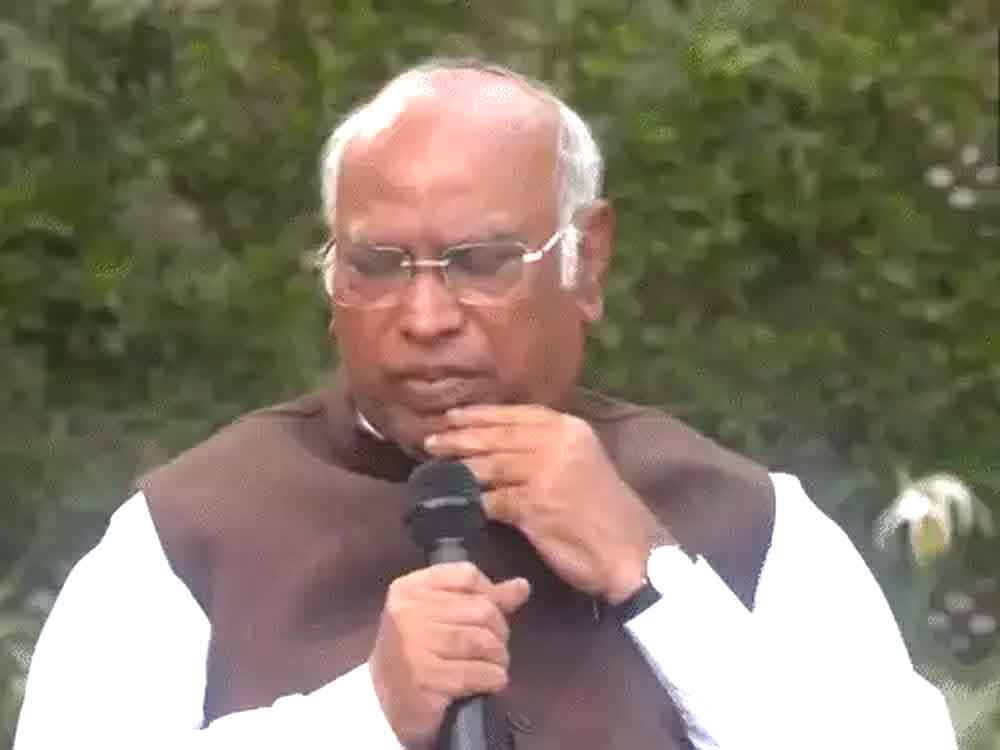 खड़गे बोले-RSS पर बैन लगे, सरदार पटेल ने यही किया Kharge said – RSS should be banned, this is what Sardar Patel did.