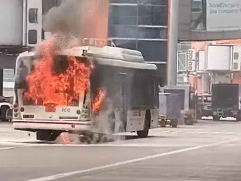 दिल्ली एयरपोर्ट के टर्मिनल-3 पर बस में आग लगी Bus catches fire at Delhi airport's Terminal 3