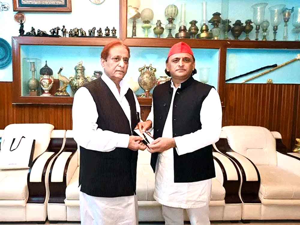 जेल से छूटने के बाद आजम-अखिलेश की पहली मुलाकात Azam and Akhilesh's first meeting after release from jail