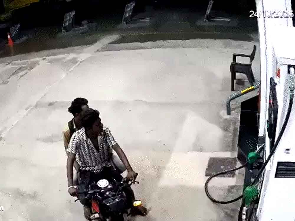 आंध्र हादसा-बस से बाइकर नहीं, उसकी लाश टकराई थी Andhra Pradesh accident: It was not the biker who collided with the bus, but his corpse.