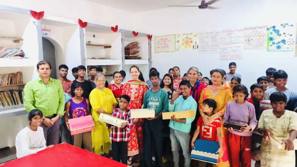 दीपों की रोशनी बेसहारा बच्चों के चेहरों पर लाई मुस्कान, डीसी विक्रम सिंह के परिजनों ने बांटी मिठाई और उपहार The light of lamps brought smiles to the faces of destitute children; DC Vikram Singh's family distributed sweets and gifts.