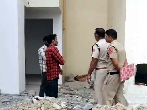 संदिग्ध परिस्थिति में युवक की मौत, निर्माणाधीन बिल्डिंग में मिला शव Youth dies under suspicious circumstances, body found in under-construction building