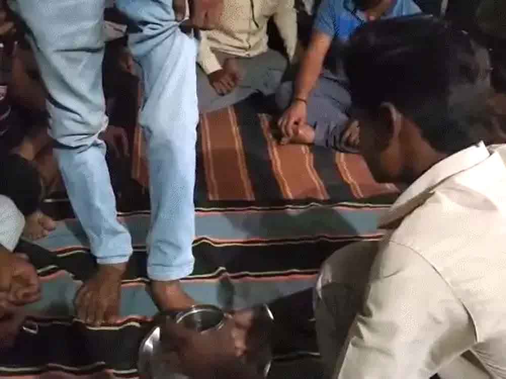 MP में युवक से पैर धुलवाए, वही पानी पिलाया In MP, a young man was made to wash his feet and was given the same water to drink.
