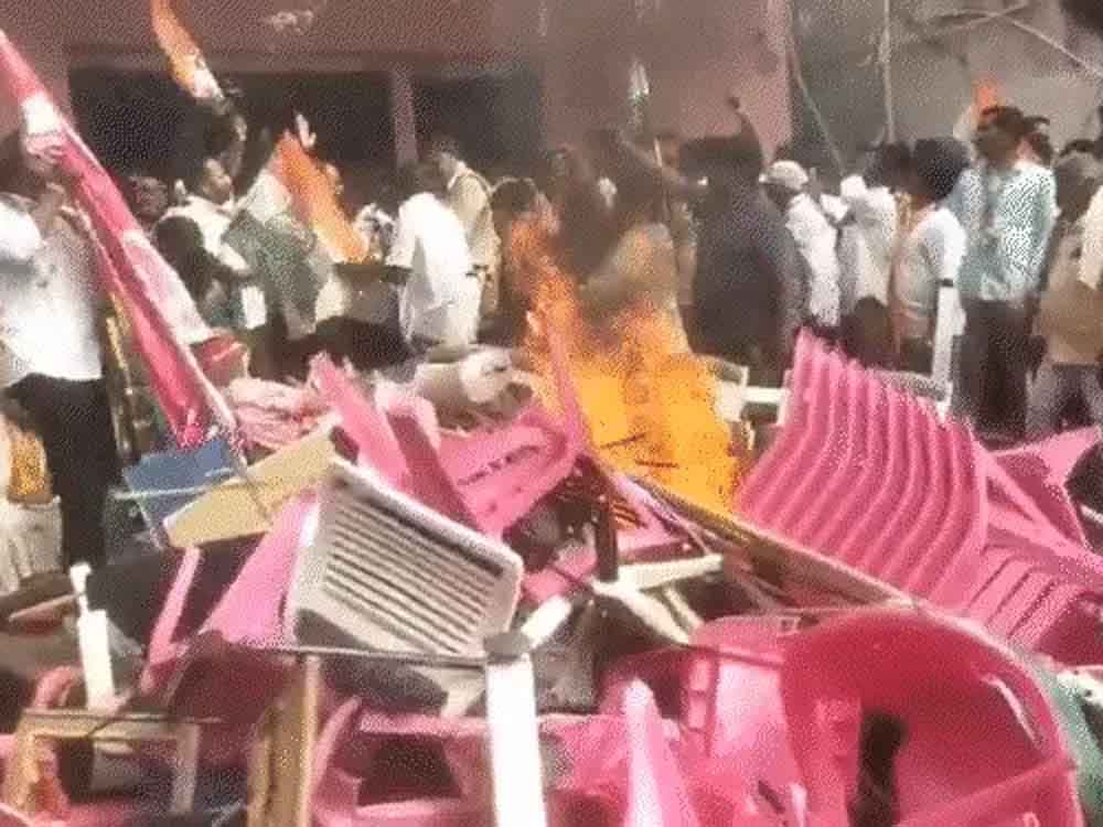 तेलंगाना में कांग्रेस कार्यकर्ताओं ने BRS ऑफिस पर हमला किया Congress workers attack BRS office in Telangana