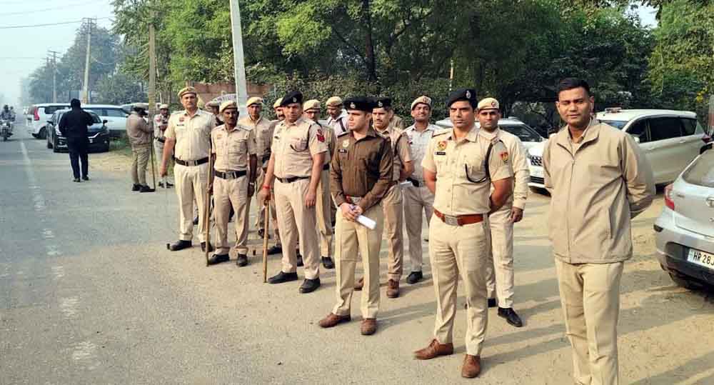 फरीदाबाद में पुलिस ने चलाया सघन सर्च अभियान, 800 पुलिस कर्मी जुटे Police launched a massive search operation in Faridabad, with 800 police personnel deployed.