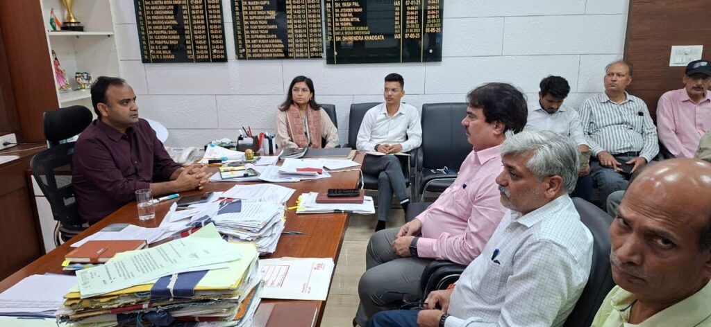 निगम आयुक्त धीरेंद्र खड़गटा ने प्लानिंग ब्रांच के अधिकारियों के साथ की समीक्षा बैठक Corporation Commissioner Dhirendra Khadagta held a review meeting with the officials of the Planning Branch.