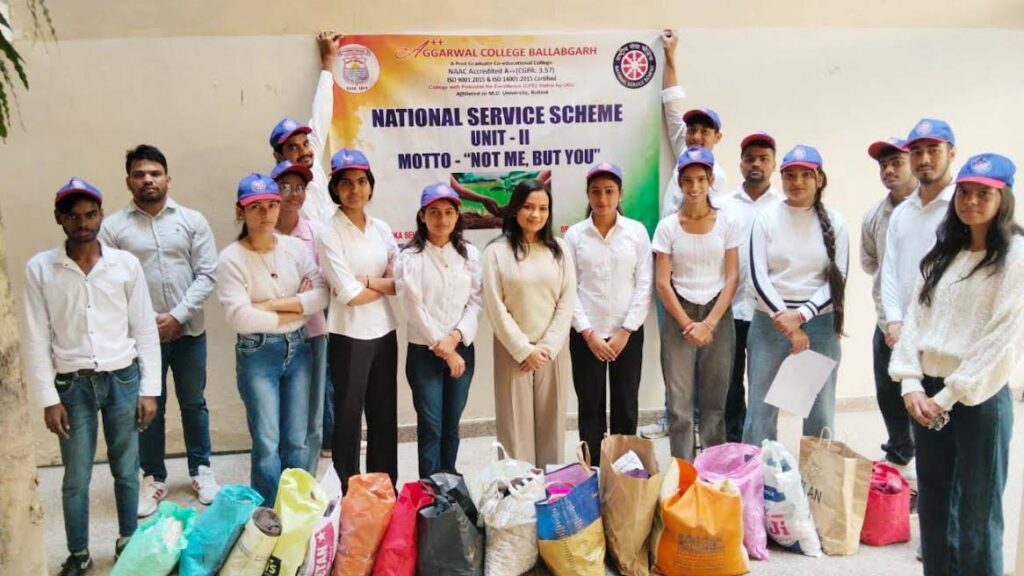 अग्रवाल कालेज ने किया मेगा वस्त्र दान अभियान का आयोजन Agrawal College organized a mega clothing donation drive.