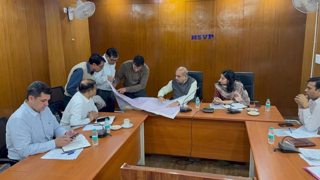 पूर्व कैबिनेट मंत्री मूलचंद शर्मा ने एचएसवीपी और निगम अधिकारियों के साथ की विकास कार्यों की समीक्षा Former Cabinet Minister Moolchand Sharma reviewed the development works with HSVP and corporation officials.